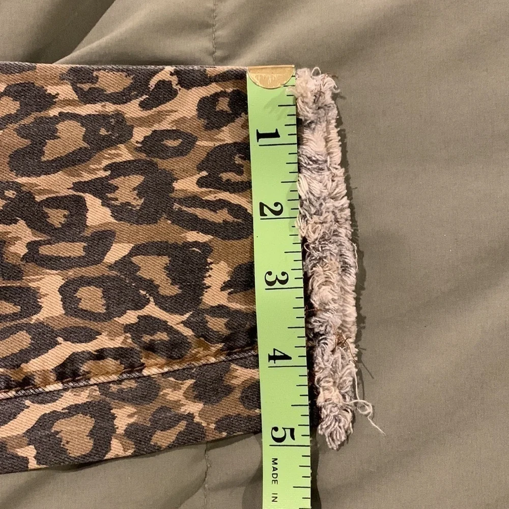 Easel Womens distressed animal print Jeans in size small. Raw hem. Cute!‌‌‌‍‍‍‍‍